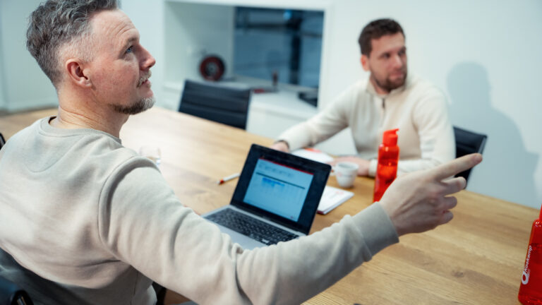 Overleg twee personen marketing